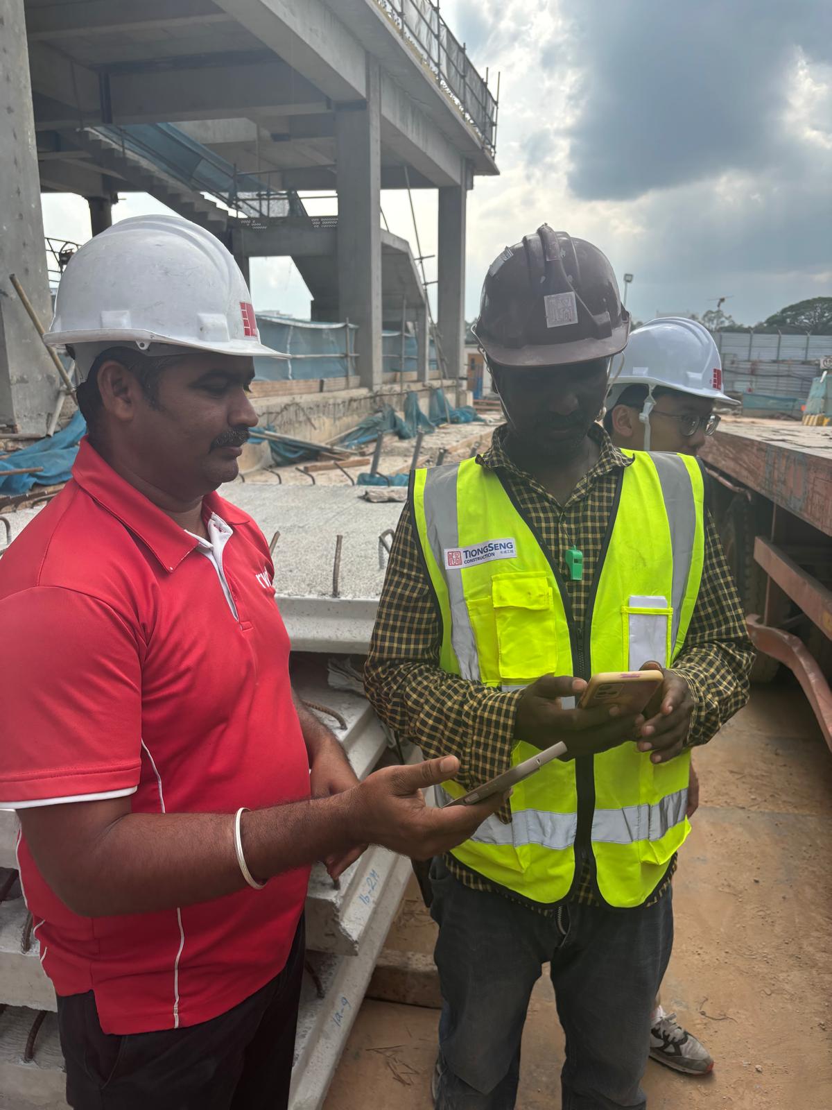 Supervisor reviewing live data with a worker